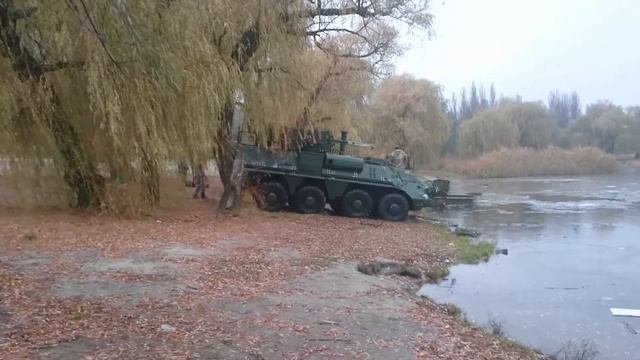 поломали бтр или дерево перебегало дорогу