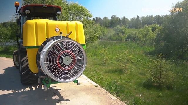 Трактор Solis-gold 60GС с опрыскивателем Flagman в работе