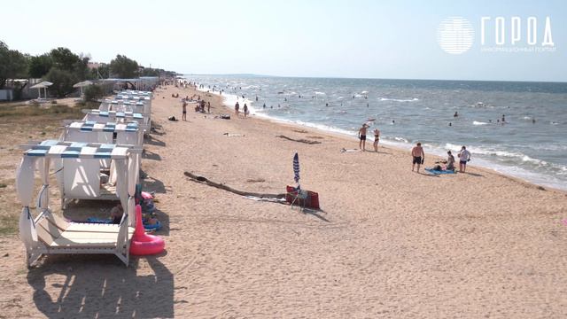 Пляж Азовского моря - обстановка в июле.