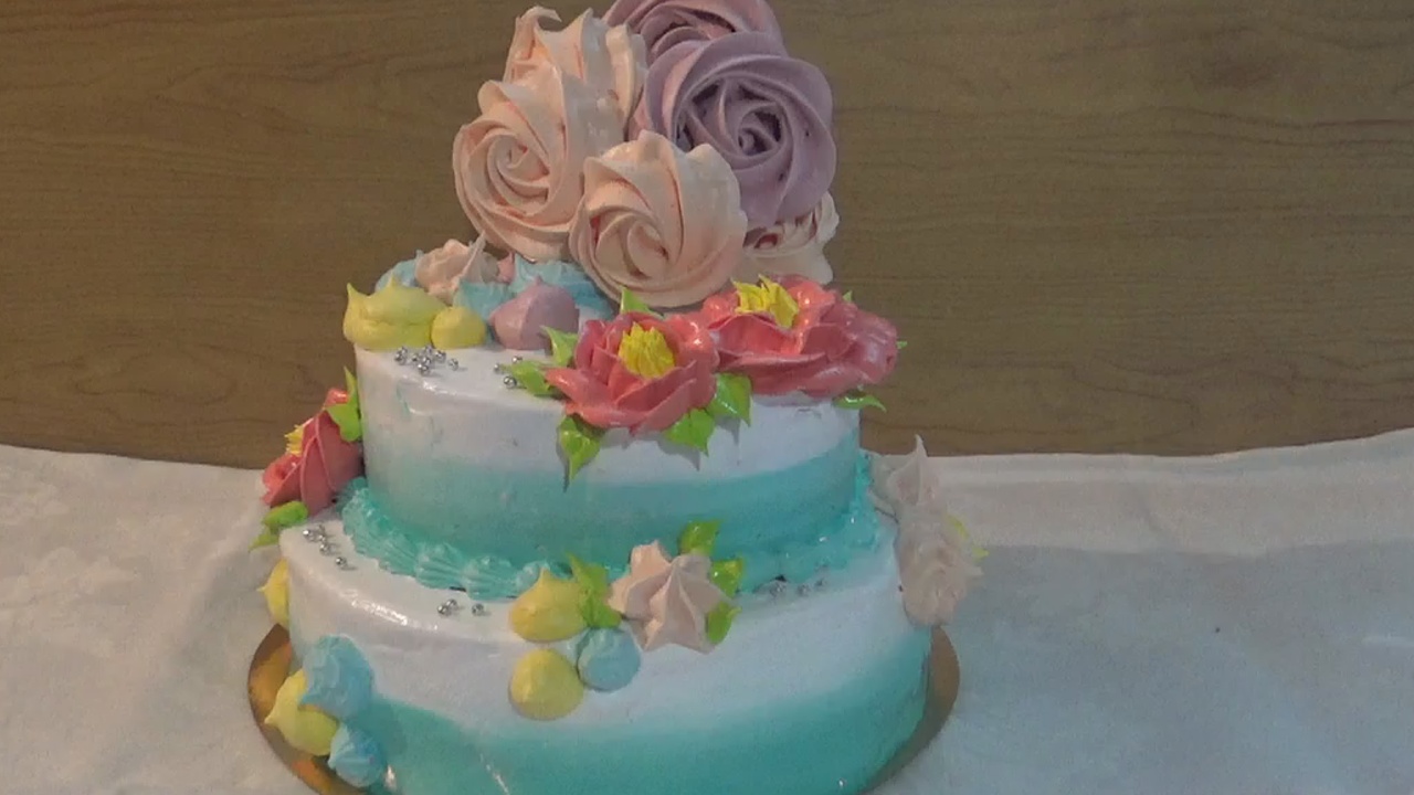 Детский двуярусный торт на день рождения. Украшение детского торта