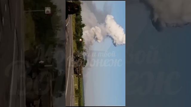 Ещё видео последствия атаки украинских БПЛА на Подгоренский район. Там до сих пор взрывы.