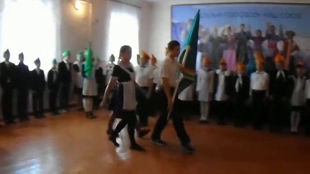 18.10.2017. Дружинный сбор в Раздольненской школе. "Под вынос знамени стоять смирно..."