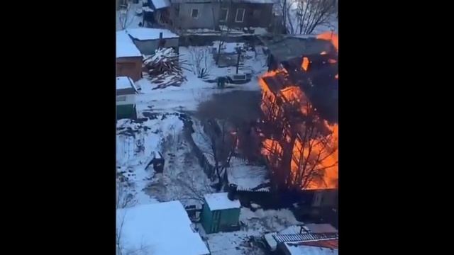В Благовещенске сгорел двухэтажный дом