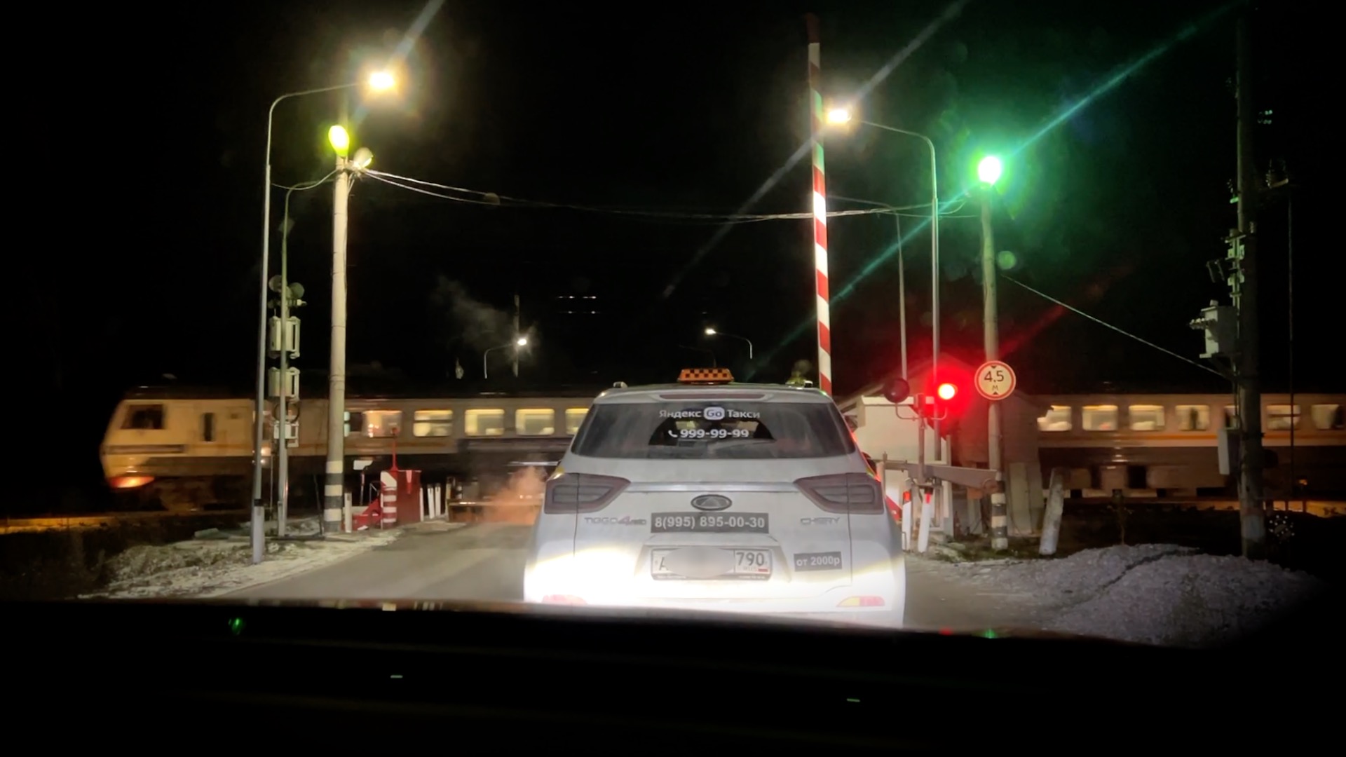 Железнодорожный переезд со шлагбаумом ночью зимой / Видео про поезда и железную дорогу