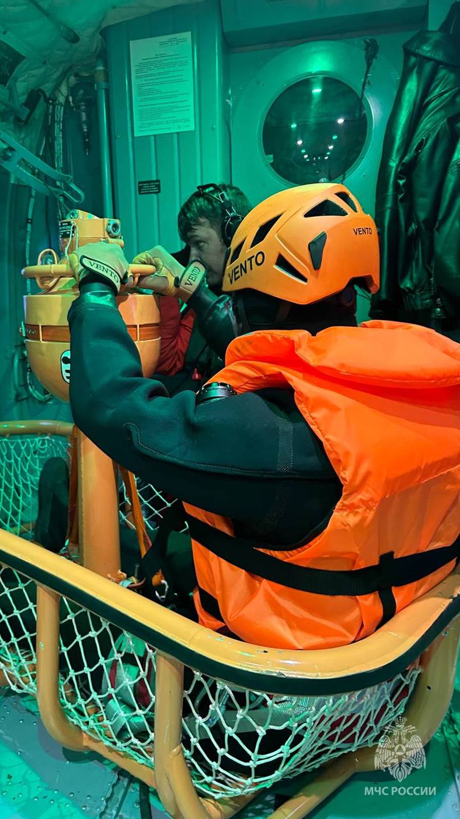 Сотрудники Арктического комплексного аварийно-спасательного центра спасли дрейфующего в море