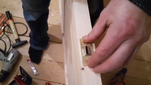 Установка деревянной двери.