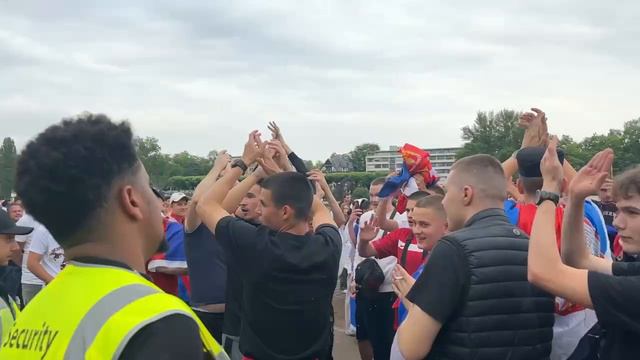 Болельщики сборной Сербии по футболу скандируют «Владимир Путин» в фанзоне Франкфурта.