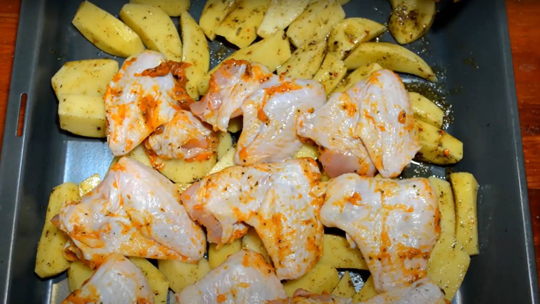 Рецепт крылышек с картошкой в духовке. Жареные крылышки.