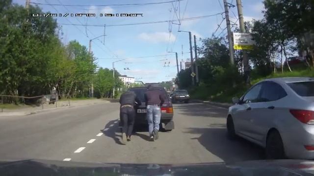 "...Из «девятки» вылезают два качка... " (анекдот)