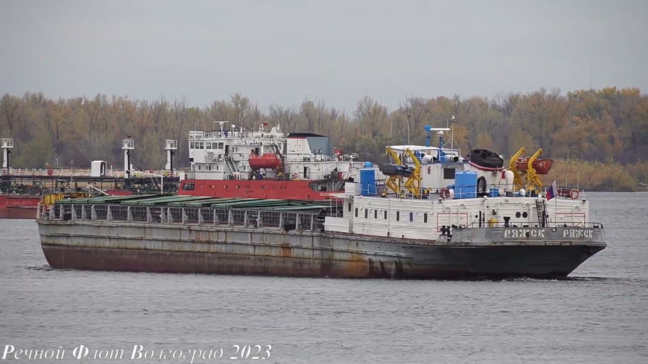 Теплоход РЯЖСК идет по Волге