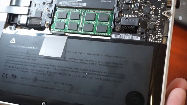 Cómo quitar batería inflada MacBook Pro 2010 13 pulgadas