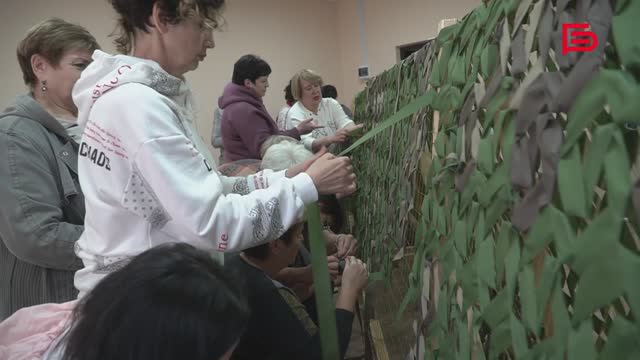 Женщины Белгородской области плетут сети для военнослужащих