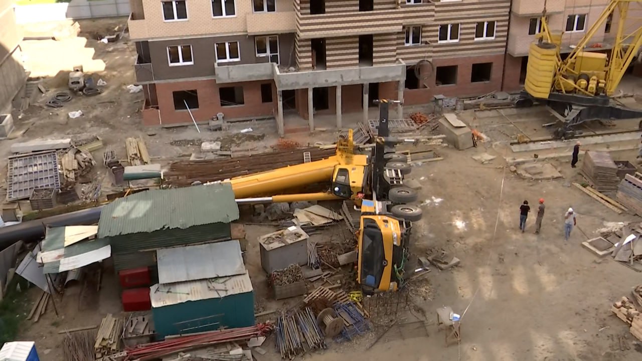 В строительной компании в Краснодаре отказались комментировать падение автокрана
