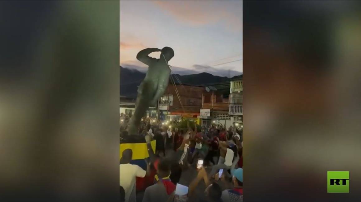 المتظاهرون يحطمون تماثيل هوغو تشافيز في فنزويلا