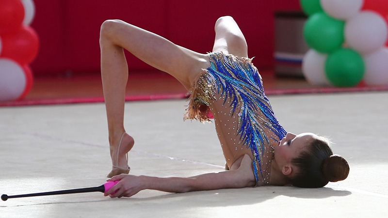 Очаровательная девушка гимнастика раздевается и показывает на что она способна 