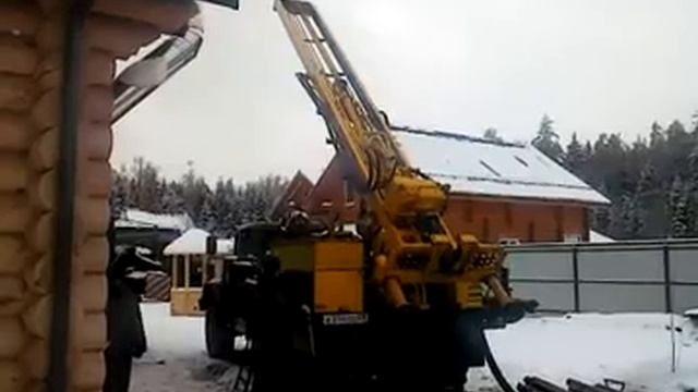 Перед отъездом складываем стрелу буровой установки