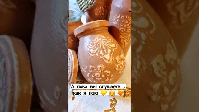 Ещё одна техника декора бутыло и баночек из стекла.