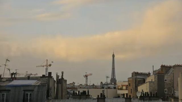 Toits immeubles parisiens vue sur la Tour Eiffel (speed motion)