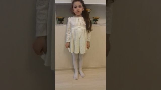 Пятилетняя девочка расказывает таблицу умножения