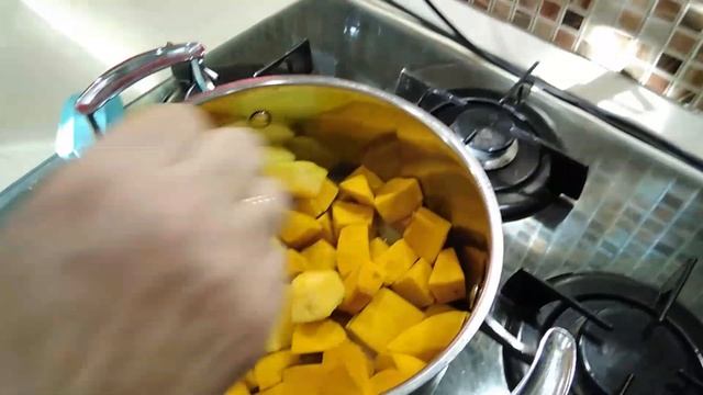 Тыквенный крем-суп с овощами. Сливочный вкус этого супа понравиться даже не любителям  тыквы
