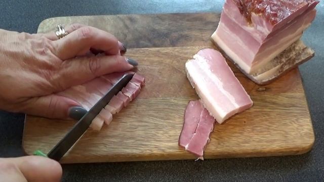 Pelēkie zirņi ar speķi.Gray peas with bacon.
