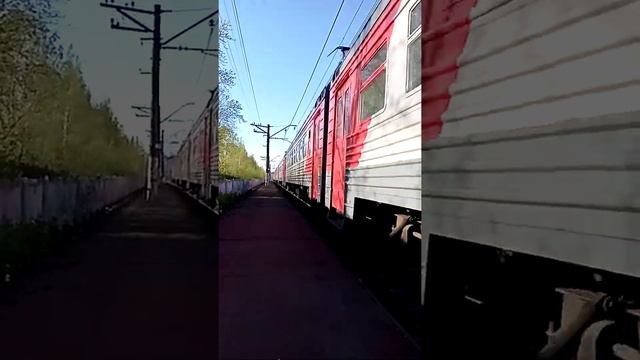Электричка ЭТ2М-053 прибывает на станцию "Ручьи" |Санкт-Петербург