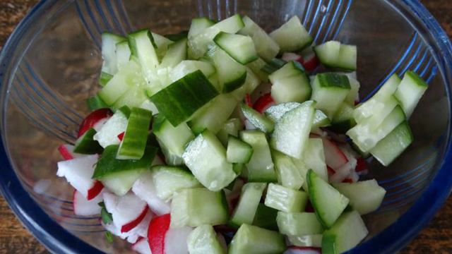 Овощной салат со щавелем и сельдереем