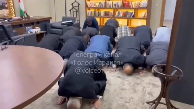 Хания празднично молиться, смотря кадры резни израильтян 7 октября