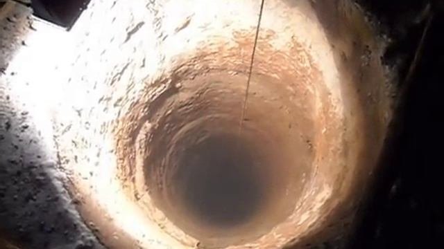 Выемка грунта из шахты колодца в деревне Татищево