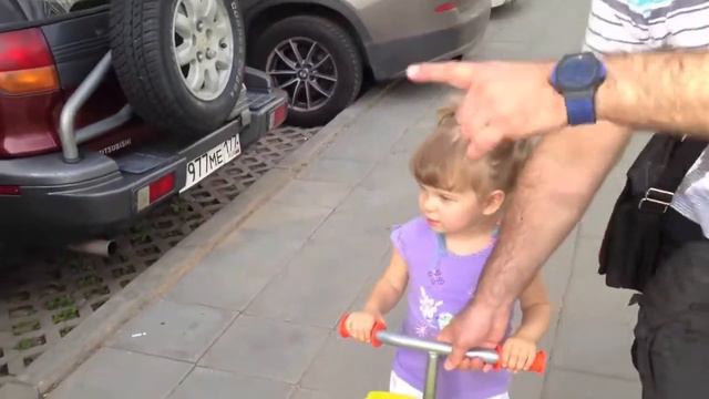 Девочка знает все марки машин в 2 года! The girl knows all brands of cars in 2 years!