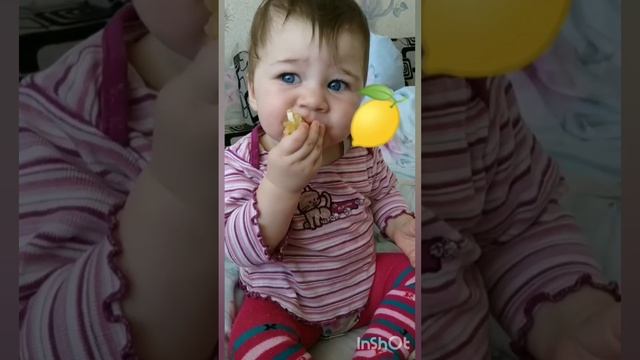Ребёнок ест лимон