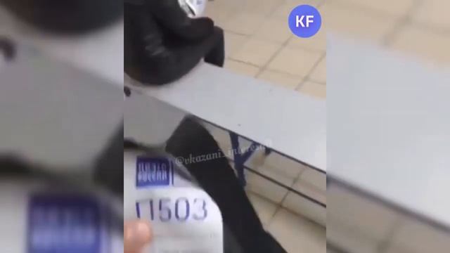 Сотрудница "Почты России" набирает "пустые" талоны в очередь