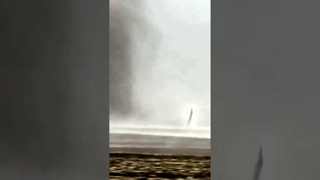 Торнадо сносит ветряные мельницы в штате Айова США