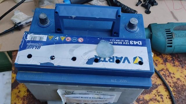 Делаем пробки в необслуживаемый аккумулятор Varta