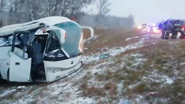 Автобус из Казахстана, следовавший в Екатеринбург, опрокинулся в кювет в Челябинской области