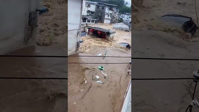 Два человека погибли и еще пятеро числятся пропавшими без вести после проливных дождей в Китае.