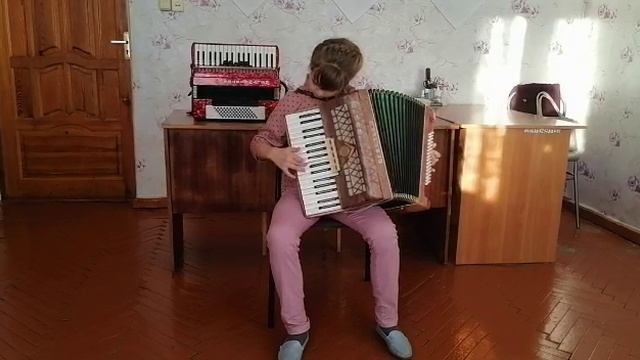 Шураева Маргарита  р.н.п. "Вот кто-то с горочки спустился"