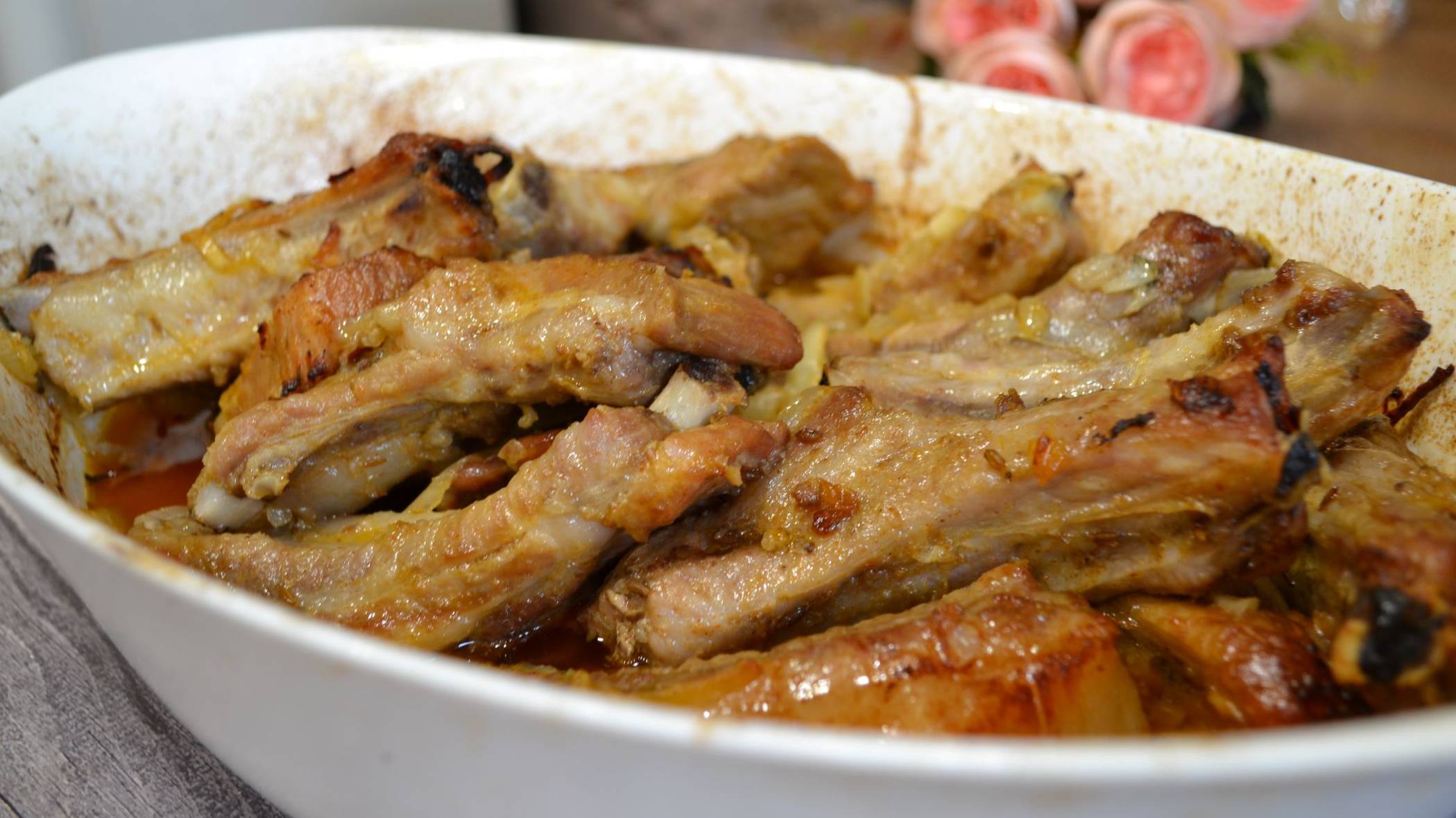 Свиные рёбрышки с луком — простой и вкусный рецепт