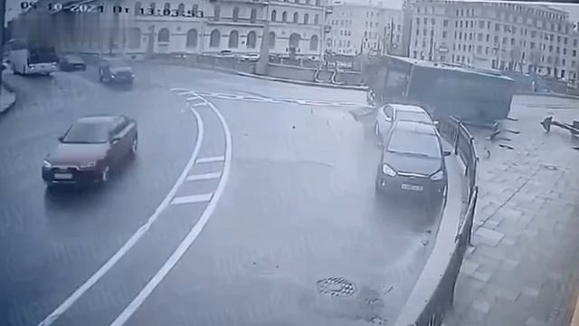Видео падения автобуса с другого ракурса🚌