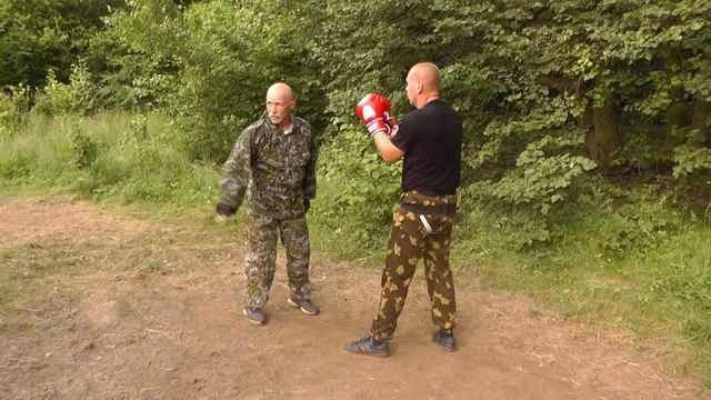 Серия: прямой кулаком + молотком (сбоку, наотмашь).В.Н.Крючков/attacking a series of punches