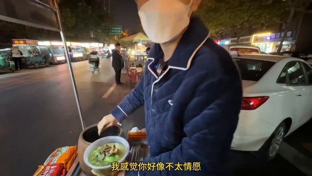 150块钱在合肥包一家泡面摊，大哥吃完所有牛肉，让摊主早下班