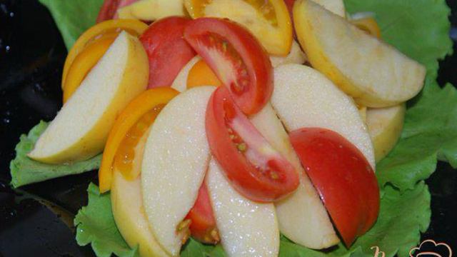 Салат из томатов и яблок под острой сметанной заливкой