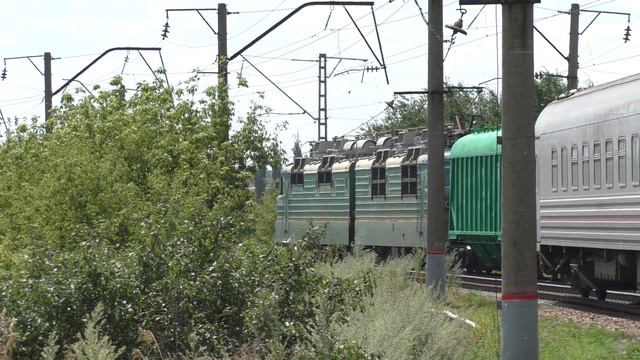 Встреча ЭП1-226 с поездом №179 Евпатория - СПб и зелёного ВЛ80С-175 с грузовым поездом