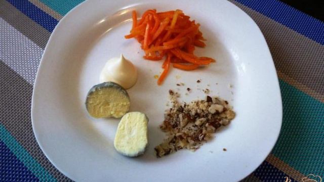 Яйца, фаршированные орехами и морковью по-корейски