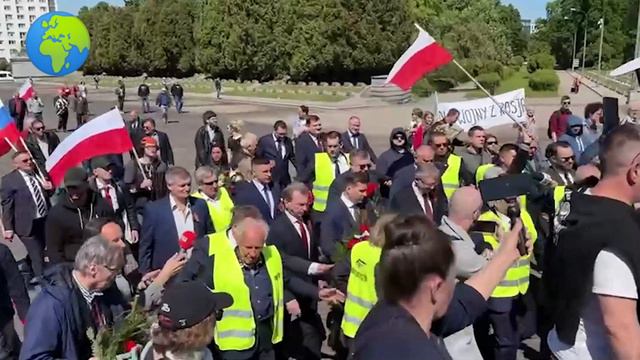 Посол России в Польше возложил венки цветов к Мемориалу советским солдатам под истеричные крики.