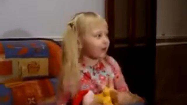 ДЕВОЧКА ПОЕТ ЛЕНИНГРАД