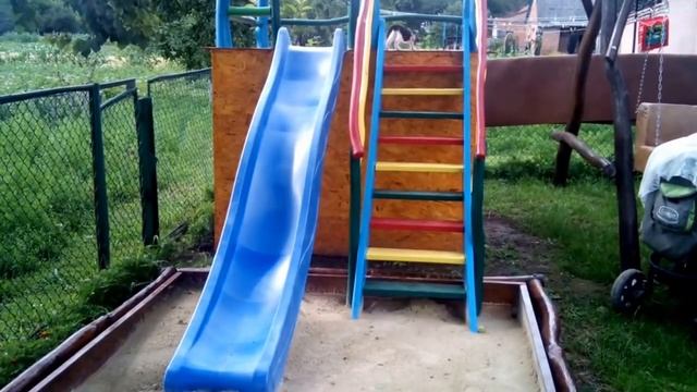 Котенок на детской горке