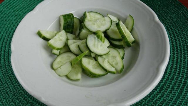Зеленый салат с овощами и авокадо