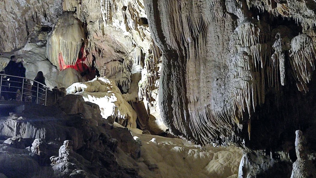 Подземные дворцы Новоафонской пещеры