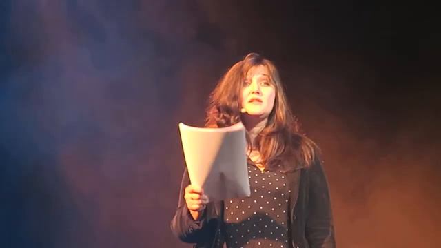 Поэт Анна Русс читает свое стихотворение